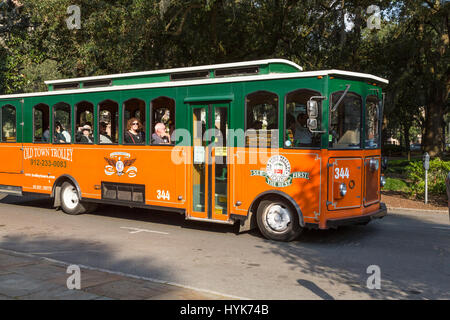 Savannah, Georgia.  Old Town Trolley Tour-Bus und Passagiere. Stockfoto