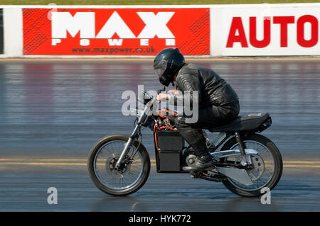 Santa Pod, UK - 23. April 2010: Alternative Energien racing auf dem Santa Pod Raceway. Prototyp batteriebetriebene Motorrad auf der Viertel Meile Drag Strip. Stockfoto