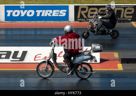 Santa Pod, UK - 23. April 2010: Alternative Energien racing auf dem Santa Pod Raceway. Elektro-Scooter Line-up auf der Viertel Meile Drag Strip. Stockfoto