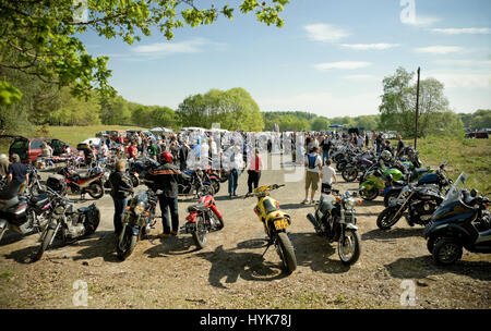 Farnborough, Großbritannien - 22. April 2011: Klassische und moderne Motorräder auf dem Display an den Rädern Fahrzeug fest. Stockfoto