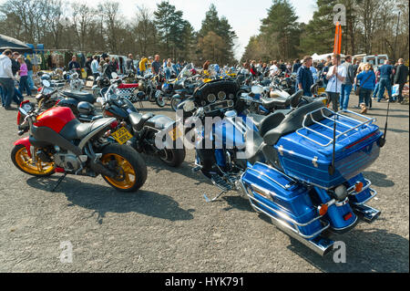 Farnborough, 6. April 2012: Eine Vielzahl von klassischen und modernen Motorrädern auf dem Display auf die Räder Tag Auto und Bike Festival in Farnborough, Großbritannien Stockfoto