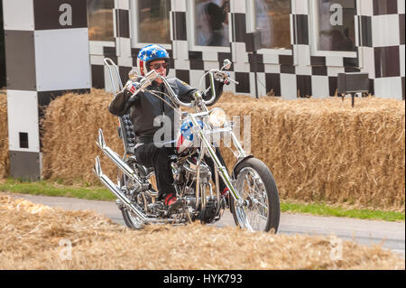 Goodwood, UK - 13. Juli 2013: Hollywood-Schauspieler Peter Fonda auf eine kultige Captain America Chopper Motorrad aus dem Film Easy Rider auf der Festival-o Stockfoto