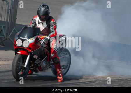 Santa Pod, UK - 23. April 2010: Urknall Camper und Bus-Festival. Burnout durch eine Straße rechtlichen Suzuki Motorrad racing. Stockfoto