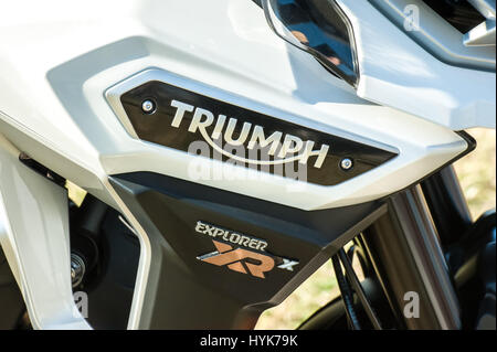 Laverstoke, Hampshire, UK - 25. August 2016: Kraftstofftank Nahaufnahme eines neuen Motorrad-Triumph Explorer XRX in Laverstoke, Großbritannien Stockfoto