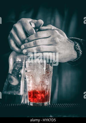 Barkeeper schüttet Mineralwasser aus Soda Siphon Cocktail Stockfoto