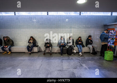 Passagiere, die Benutzung von Mobiltelefonen auf Trindade Station in Porto Stadt auf der iberischen Halbinsel, zweitgrößte Stadt in Portugal Stockfoto