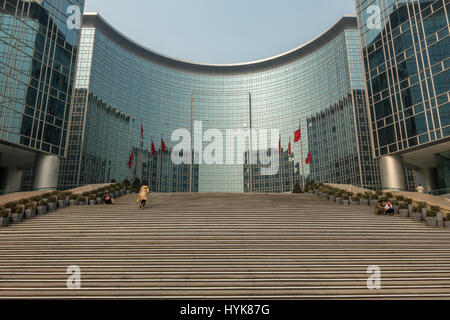 Person, die zu Fuss außen Schritte des Grand Hyatt Hotel und Shopping Malls an der Oriental Plaza, Dongchangan Jie, Beijing, China. Stockfoto