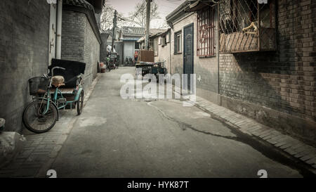 Traditionelle Fahrräder in einer chinesischen Gasse auf Peking, China Stockfoto