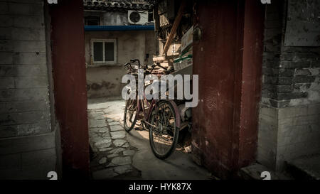 Traditionelle Fahrräder in einer chinesischen Gasse auf Peking, China Stockfoto