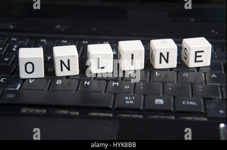 das Wort online auf einer Tastatur Stockfoto