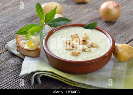 Hausgemachte Kartoffelsuppe serviert mit geröstetem Ciabatta-Brot mit Butter-Creme Stockfoto