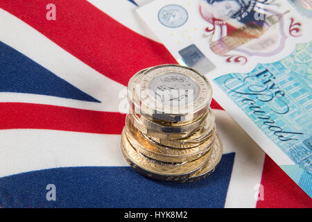 Neue 2016 £1-Pfund-Münzen gelegt auf eine Union Jack-Flagge Stockfoto