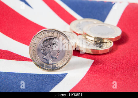 Neue 2016 £1-Pfund-Münzen gelegt auf eine Union Jack-Flagge Stockfoto