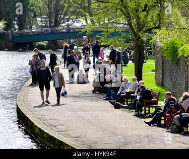 Menschen sitzen entspannen den Fluss Wye in Bakewell Derbyshire England UK Stockfoto