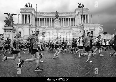 Rom, Italien - 2. April 2017: Athleten beim 23. Rom Marathon laufen durch den Stadtkurs vorbei vor dem Altar des Hauses Stockfoto