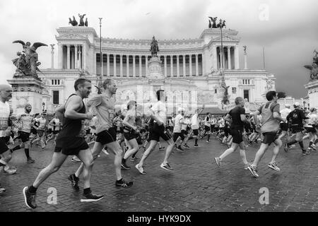 Rom, Italien - 2. April 2017: Athleten beim 23. Rom Marathon laufen durch den Stadtkurs vorbei vor dem Altar des Hauses Stockfoto