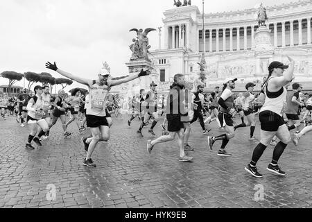 Rom, Italien - 2. April 2017: Athleten beim 23. Rom Marathon laufen durch den Stadtkurs vorbei vor dem Altar des Hauses Stockfoto