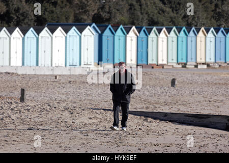 Einsamer Mann geht am Strand Stockfoto