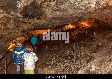 Touristen in Demanovska Cave of Liberty in der Nähe von Liptovsky Mikulas, Slowakei Stockfoto