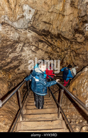 Touristen in Demanovska Cave of Liberty in der Nähe von Liptovsky Mikulas, Slowakei Stockfoto