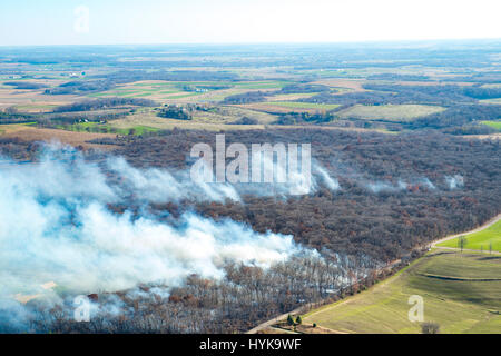 Luftaufnahme von einem Herbst Brennen eines Waldes in ländlichen Dane County, Wisconsin. Stockfoto