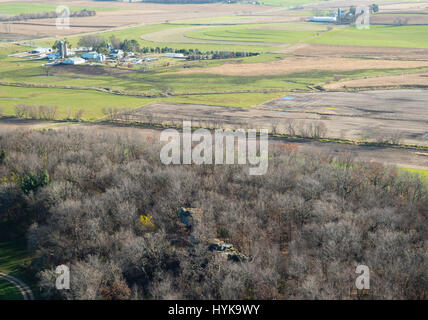 Luftaufnahme des Teufels Schornstein, eine Felsformation auf privaten Grundstücken im ländlichen Dane County, Wisconsin. Stockfoto