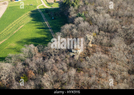 Luftaufnahme des Teufels Schornstein, eine Felsformation auf privaten Grundstücken im ländlichen Dane County, Wisconsin. Stockfoto