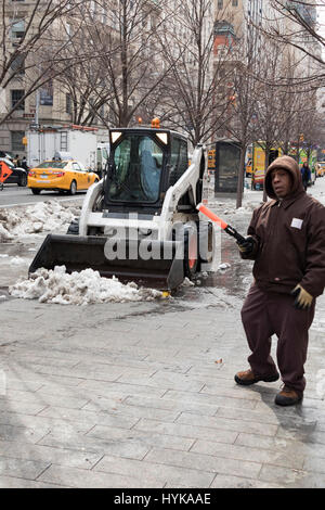 Schneepflug Clearing Bürgersteig am eisigen Tag im Winter, New York City, außerhalb Metropolitan Museum of Art, USA Stockfoto