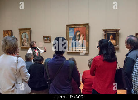 Besucher zu einem Rundgang durch Zuhören zu führen, in eine Galerie sprechen, Metropolitan Museum of Art, New York City, USA Stockfoto