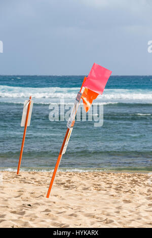 Zeichen und Fahnen warnen Schwimmer Strömungen, Poipu Beach, Kauai, Hawaii, USA Stockfoto
