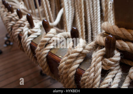 Hanfseilen verbunden mit Holzbalken, Bestandteil der Rigging-System der alten Segelboot Segel steuern. Stockfoto