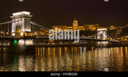 Nachtansicht Winter Kettenbrücke mit Schloss im Hintergrund, Budapest, Ungarn Stockfoto