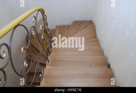 Metallische Beige String - ein Entwurf für den Bau der Treppe im Haus. Holztreppen und Geländer Metall Maßwerk geschmiedet. Stockfoto