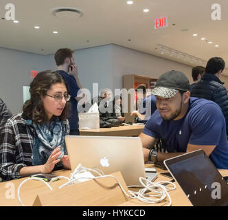 Techniker, die Beratung der Kunden bei Apple Genius Bar, New York Stockfoto