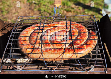 Schweinefleisch, Wurst vom Grill auf einem Kohlen. Outdoor-Würstchen grillen. BBQ auf Kohlenbecken. Stockfoto