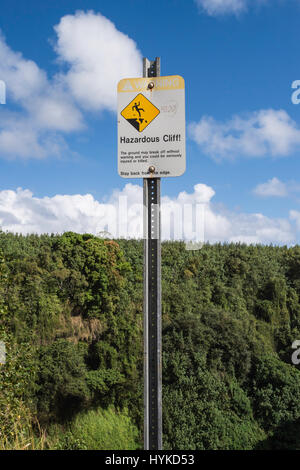 Gefährliche Klippe Warnschild, Wailua Falls, in der Nähe von Lihue, Kauai, Hawaii, USA Stockfoto