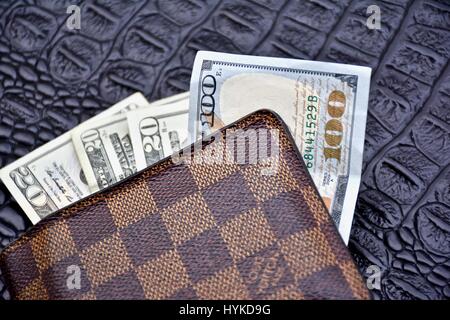 Louis Vuitton Geldbörse mit Bargeld gefüllt Stockfoto