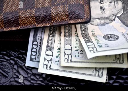 Louis Vuitton Geldbörse mit Bargeld gefüllt Stockfoto