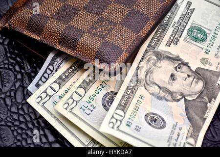 Louis Vuitton Geldbörse mit Bargeld gefüllt Stockfoto