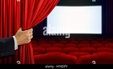 Hand-Eröffnung-Vorhang vor Film show Stockfoto