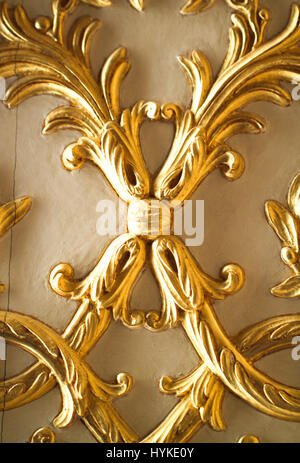 Acoustic, Innenausbau von Versailles.  Nahaufnahme des reich verzierten gold Verkleidung der Wände in den Palast von Versailles, Frankreich. Stockfoto