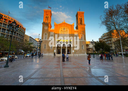 Touristen in einem Platz vor der Kathedrale von Athen, Griechenland. Stockfoto