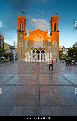 Touristen in einem Platz vor der Kathedrale von Athen, Griechenland. Stockfoto
