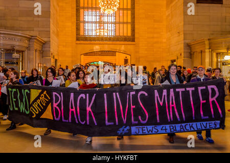 Manhattan, USA. 4. April 2017. Mehr als hundert Menschen trat Ramarley Grahams Familie; andere Familien derer, die von der Polizei getötet; Mitglieder des Ausschusses für Justiz; Juden für rassische & wirtschaftliche Gerechtigkeit (JFREJ); Schwarz, jüdischen Führer und andere Juden Farbe; Jüdischen New Yorker aus in den fünf Boroughs; und schwarz lebt Angelegenheit-NY an der Grand Central Station, für eine öffentliche Aktion und Vigil in Verbindung mit Beyond The Moment nationalen Aktionstag am 4. April 2017. Bildnachweis: Pazifische Presse/Alamy Live-Nachrichten Stockfoto