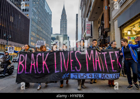 Manhattan, USA. 4. April 2017. Mehr als hundert Menschen trat Ramarley Grahams Familie; andere Familien derer, die von der Polizei getötet; Mitglieder des Ausschusses für Justiz; Juden für rassische & wirtschaftliche Gerechtigkeit (JFREJ); Schwarz, jüdischen Führer und andere Juden Farbe; Jüdischen New Yorker aus in den fünf Boroughs; und schwarz lebt Angelegenheit-NY an der Grand Central Station, für eine öffentliche Aktion und Vigil in Verbindung mit Beyond The Moment nationalen Aktionstag am 4. April 2017. Bildnachweis: Pazifische Presse/Alamy Live-Nachrichten Stockfoto