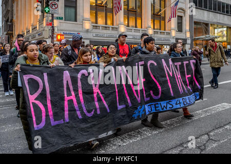 Manhattan, USA. 4. April 2017. Mehr als hundert Menschen trat Ramarley Grahams Familie; andere Familien derer, die von der Polizei getötet; Mitglieder des Ausschusses für Justiz; Juden für rassische & wirtschaftliche Gerechtigkeit (JFREJ); Schwarz, jüdischen Führer und andere Juden Farbe; Jüdischen New Yorker aus in den fünf Boroughs; und schwarz lebt Angelegenheit-NY an der Grand Central Station, für eine öffentliche Aktion und Vigil in Verbindung mit Beyond The Moment nationalen Aktionstag am 4. April 2017. Bildnachweis: Pazifische Presse/Alamy Live-Nachrichten Stockfoto