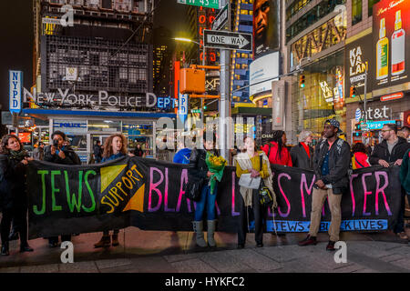 Manhattan, USA. 4. April 2017. Mehr als hundert Menschen trat Ramarley Grahams Familie; andere Familien derer, die von der Polizei getötet; Mitglieder des Ausschusses für Justiz; Juden für rassische & wirtschaftliche Gerechtigkeit (JFREJ); Schwarz, jüdischen Führer und andere Juden Farbe; Jüdischen New Yorker aus in den fünf Boroughs; und schwarz lebt Angelegenheit-NY an der Grand Central Station, für eine öffentliche Aktion und Vigil in Verbindung mit Beyond The Moment nationalen Aktionstag am 4. April 2017. Bildnachweis: Pazifische Presse/Alamy Live-Nachrichten Stockfoto