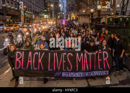 Manhattan, USA. 4. April 2017. Mehr als hundert Menschen trat Ramarley Grahams Familie; andere Familien derer, die von der Polizei getötet; Mitglieder des Ausschusses für Justiz; Juden für rassische & wirtschaftliche Gerechtigkeit (JFREJ); Schwarz, jüdischen Führer und andere Juden Farbe; Jüdischen New Yorker aus in den fünf Boroughs; und schwarz lebt Angelegenheit-NY an der Grand Central Station, für eine öffentliche Aktion und Vigil in Verbindung mit Beyond The Moment nationalen Aktionstag am 4. April 2017. Bildnachweis: Pazifische Presse/Alamy Live-Nachrichten Stockfoto