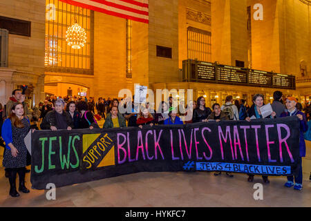 Manhattan, USA. 4. April 2017. Mehr als hundert Menschen trat Ramarley Grahams Familie; andere Familien derer, die von der Polizei getötet; Mitglieder des Ausschusses für Justiz; Juden für rassische & wirtschaftliche Gerechtigkeit (JFREJ); Schwarz, jüdischen Führer und andere Juden Farbe; Jüdischen New Yorker aus in den fünf Boroughs; und schwarz lebt Angelegenheit-NY an der Grand Central Station, für eine öffentliche Aktion und Vigil in Verbindung mit Beyond The Moment nationalen Aktionstag am 4. April 2017. Bildnachweis: Pazifische Presse/Alamy Live-Nachrichten Stockfoto