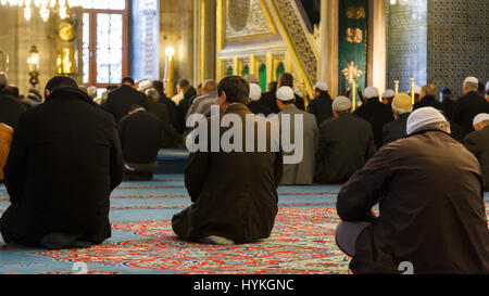 ISTANBUL, Türkei - 22. März 2013: muslimische Männer beten in Yeni Cami (neue Moschee) innen. Neue Moschee befindet sich im Stadtteil Eminönü Stockfoto